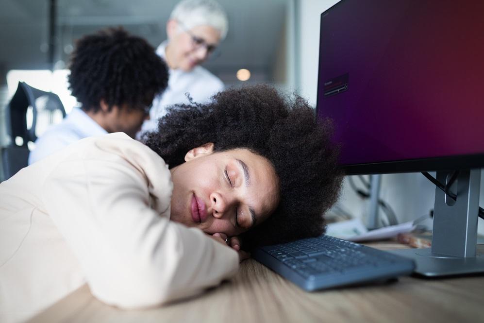 Who is benefitting from working long hours, an employee or a employer ?